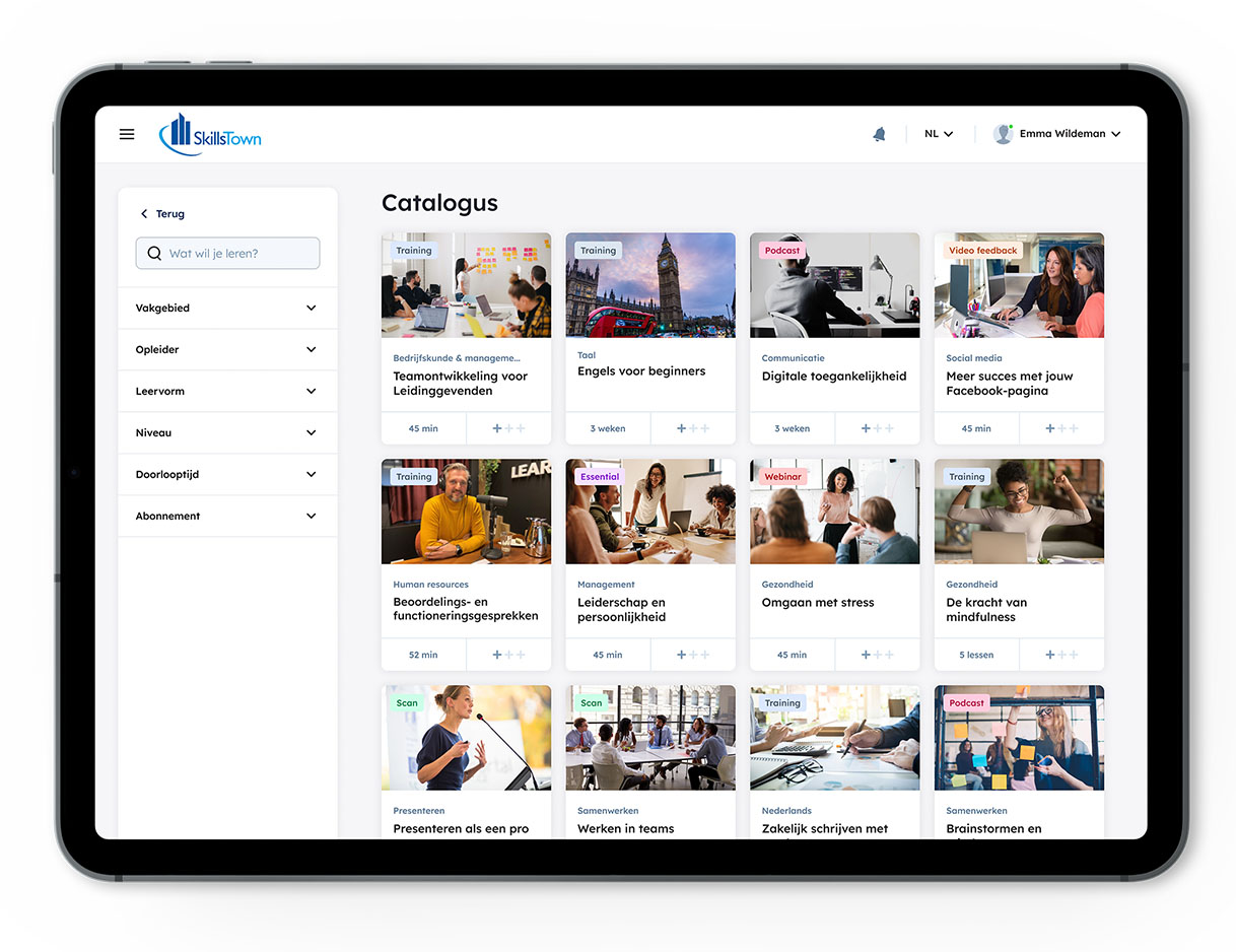 Een tablet waarop het online leerplatform van SkillsTown te zien is met de bibliotheek van online trainingen.