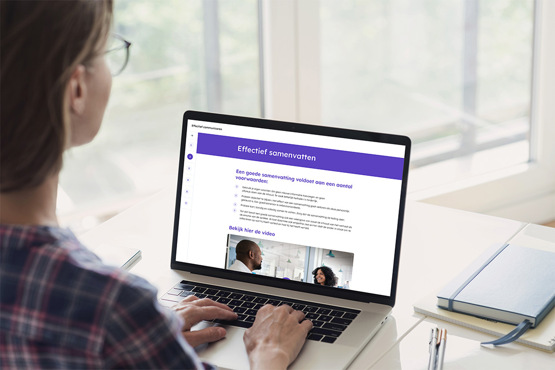 Een vrouw is bezig met zelf e-learning maken met de auteurstool van SkillsTown.