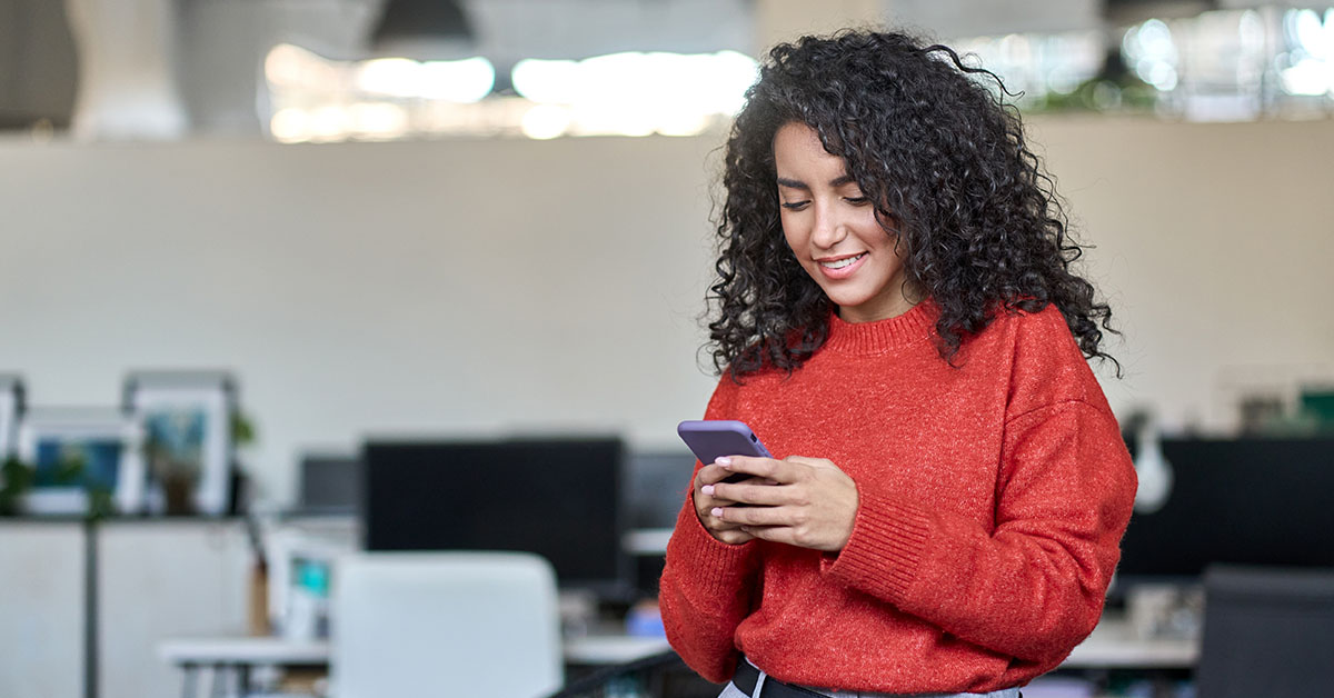 Een vrouw die gebruikmaakt van een LMS op haar mobiele telefoon